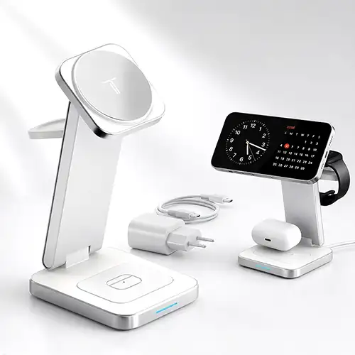 Weiße 3-in-1 MagSafe Ladestation aus Aluminium, aufgeklappt, mit Ladeplätzen für iPhone, Apple Watch und AirPods