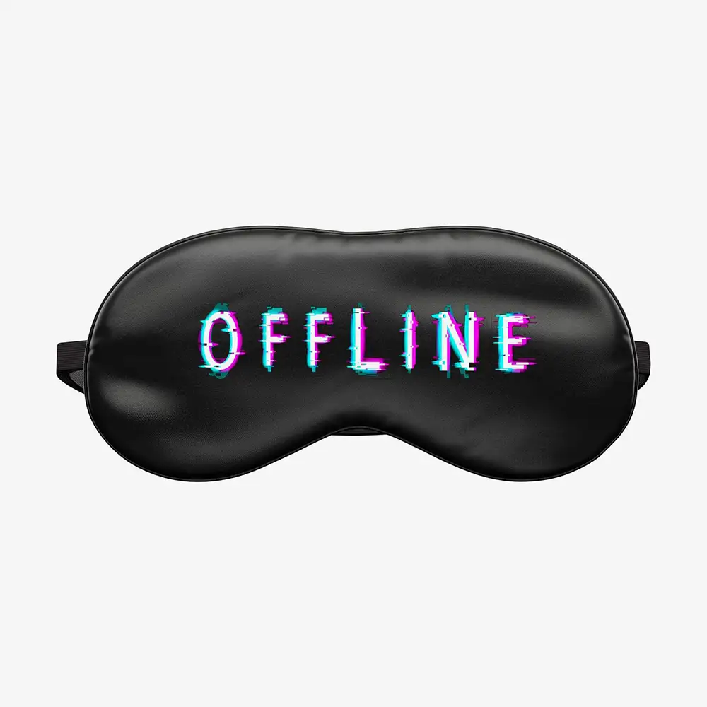 Schwarze Schlafmaske mit Schriftzug „OFFLINE“ in weißer Schrift mit türkis-pinkem Glitch-Effekt