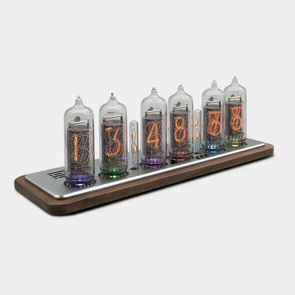 Nixie-Röhrenuhr mit orange leuchtenden IN-14-Glasröhren, die die Uhrzeit anzeigen