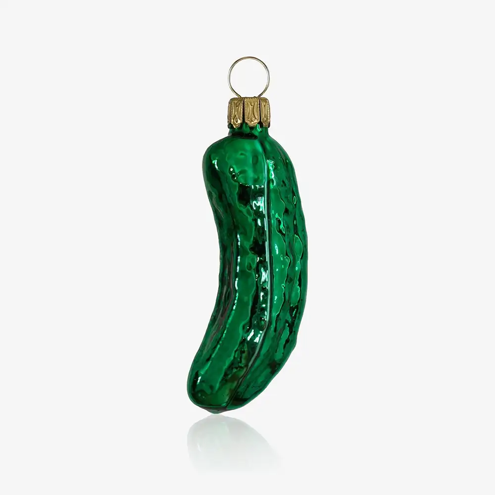 Grüne, mundgeblasene Weihnachtsgurke aus Glas mit Metallöse als Christbaumschmuck