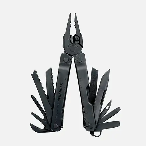 Aufgeklapptes Leatherman Super Tool 300 Multitool in Schwarz mit Zange und ausgeklappten Werkzeugen