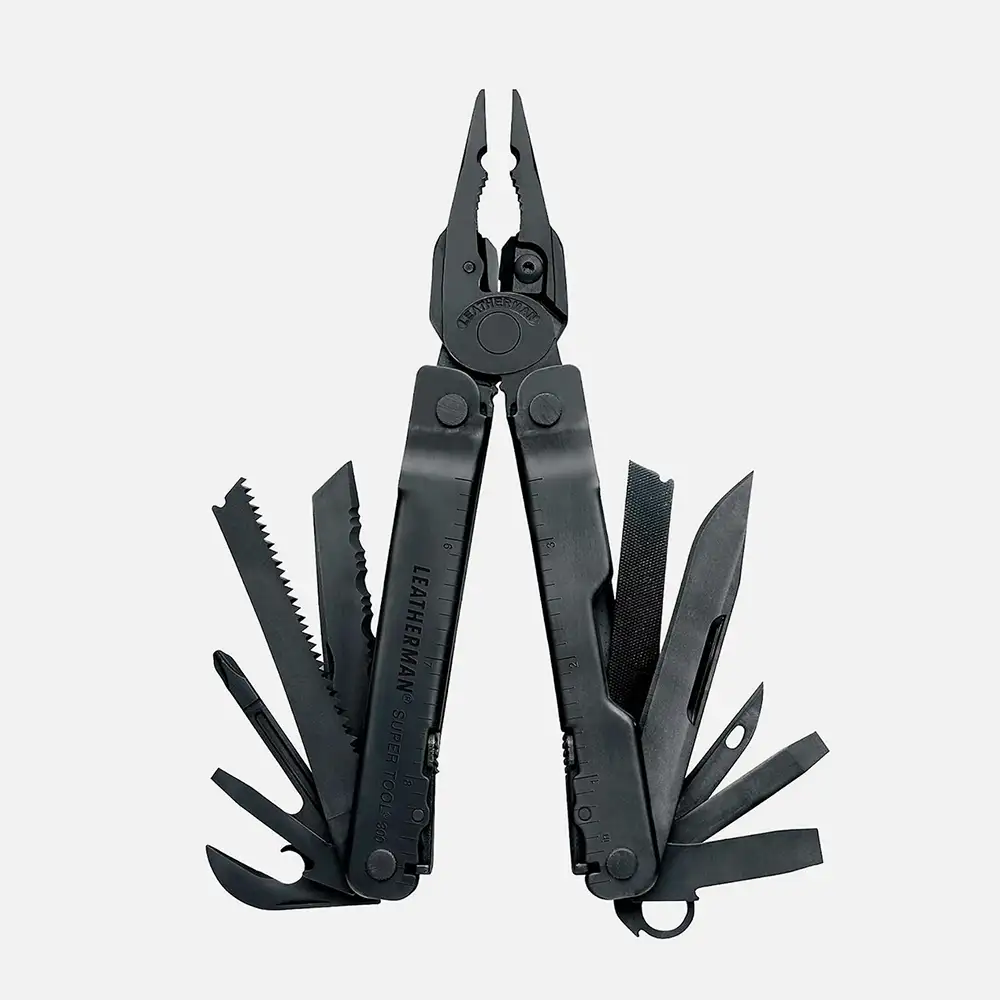 Aufgeklapptes Leatherman Super Tool 300 Multitool in Schwarz mit Zange und ausgeklappten Werkzeugen
