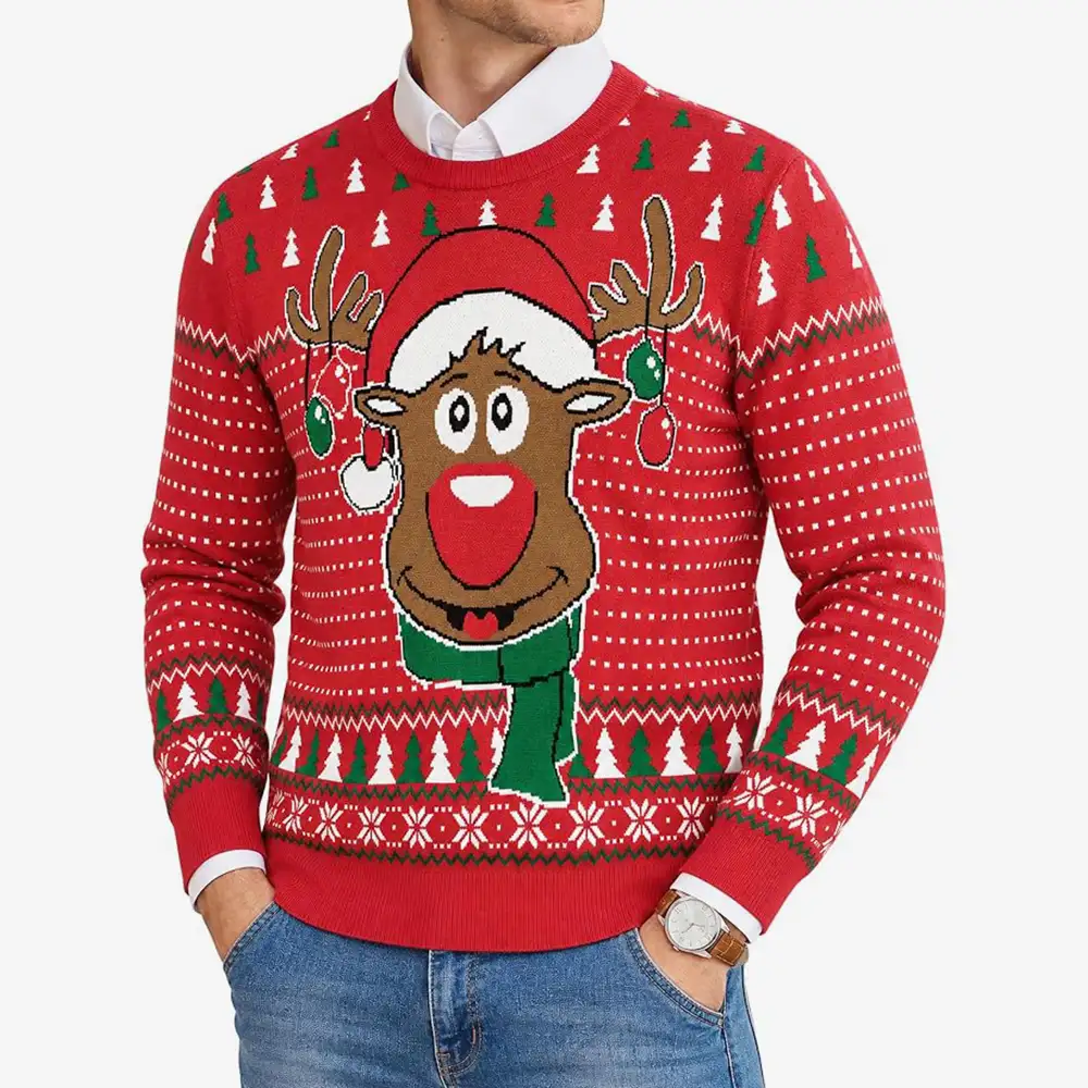 Roter Strick-Weihnachtspullover mit grinsendem Rentier samt Weihnachtsmütze, roter Nase und grünem Schal, dazu Tannenbaum- und Schneeflockenmuster