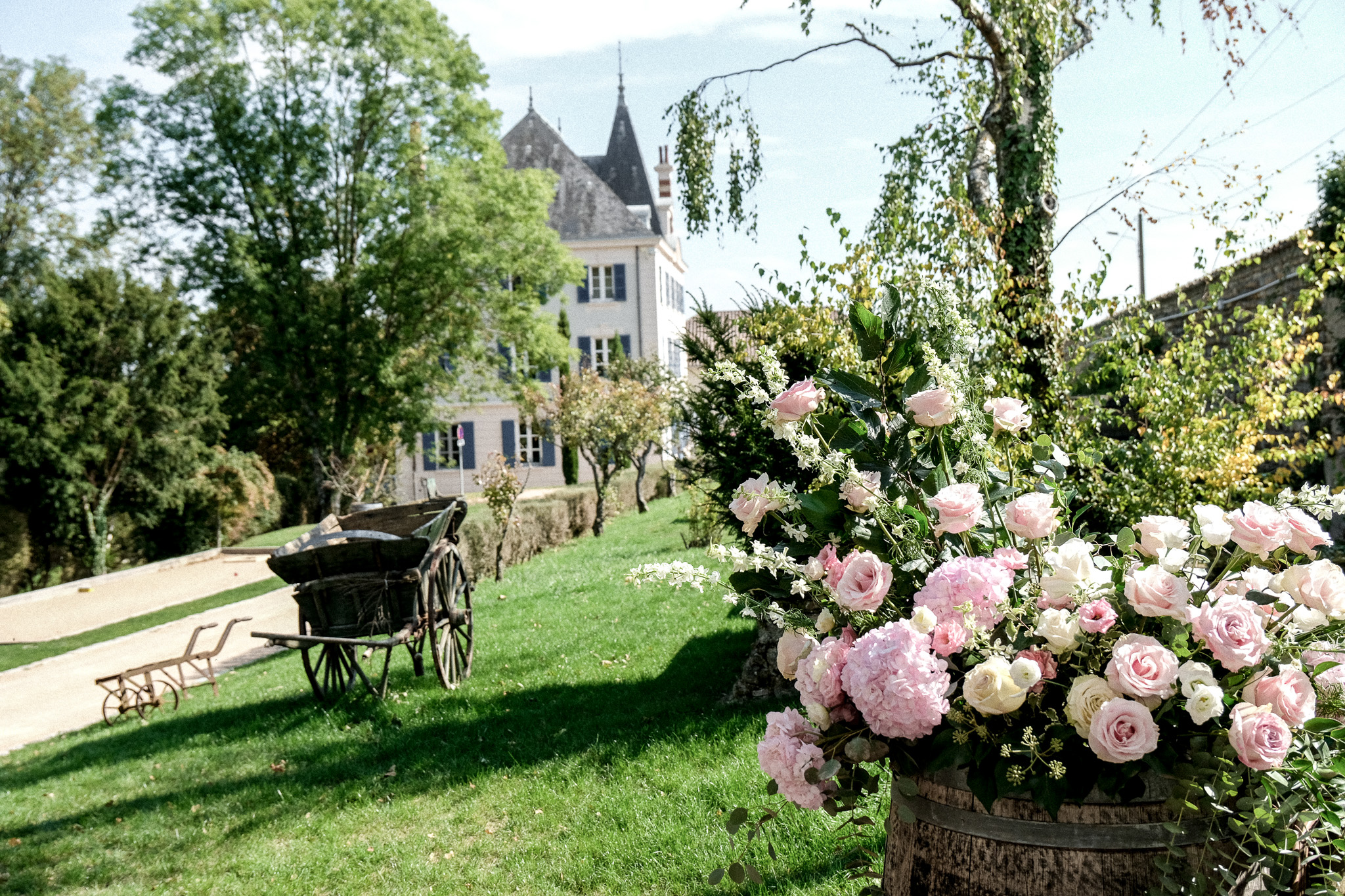 Décoration florale de mariage avec roses et hortensias dans le jardin de la Grange Cochard.