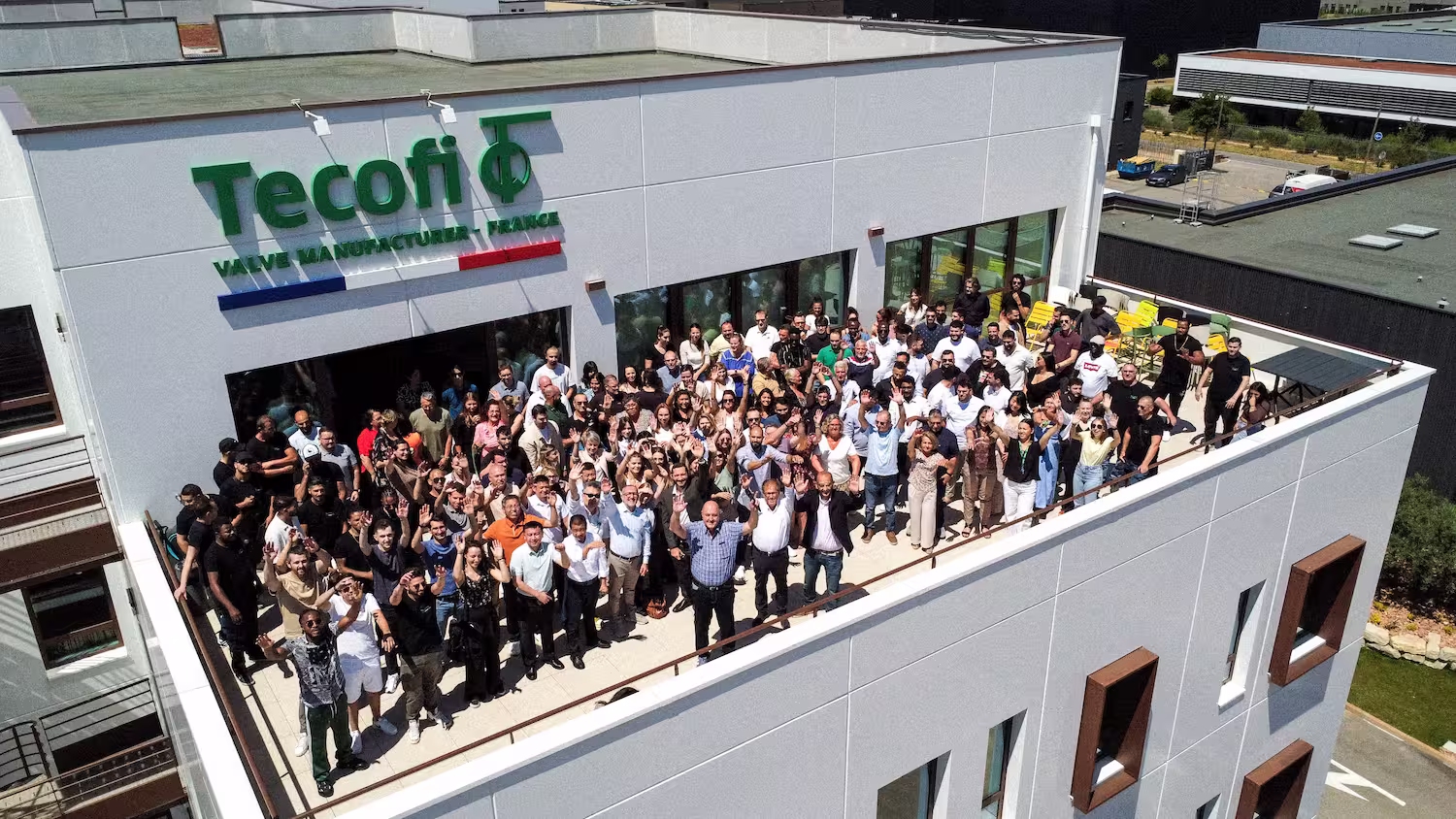 Photo d’équipe Tecofi prise par drone à Lyon pour célébrer l’anniversaire de l’entreprise.