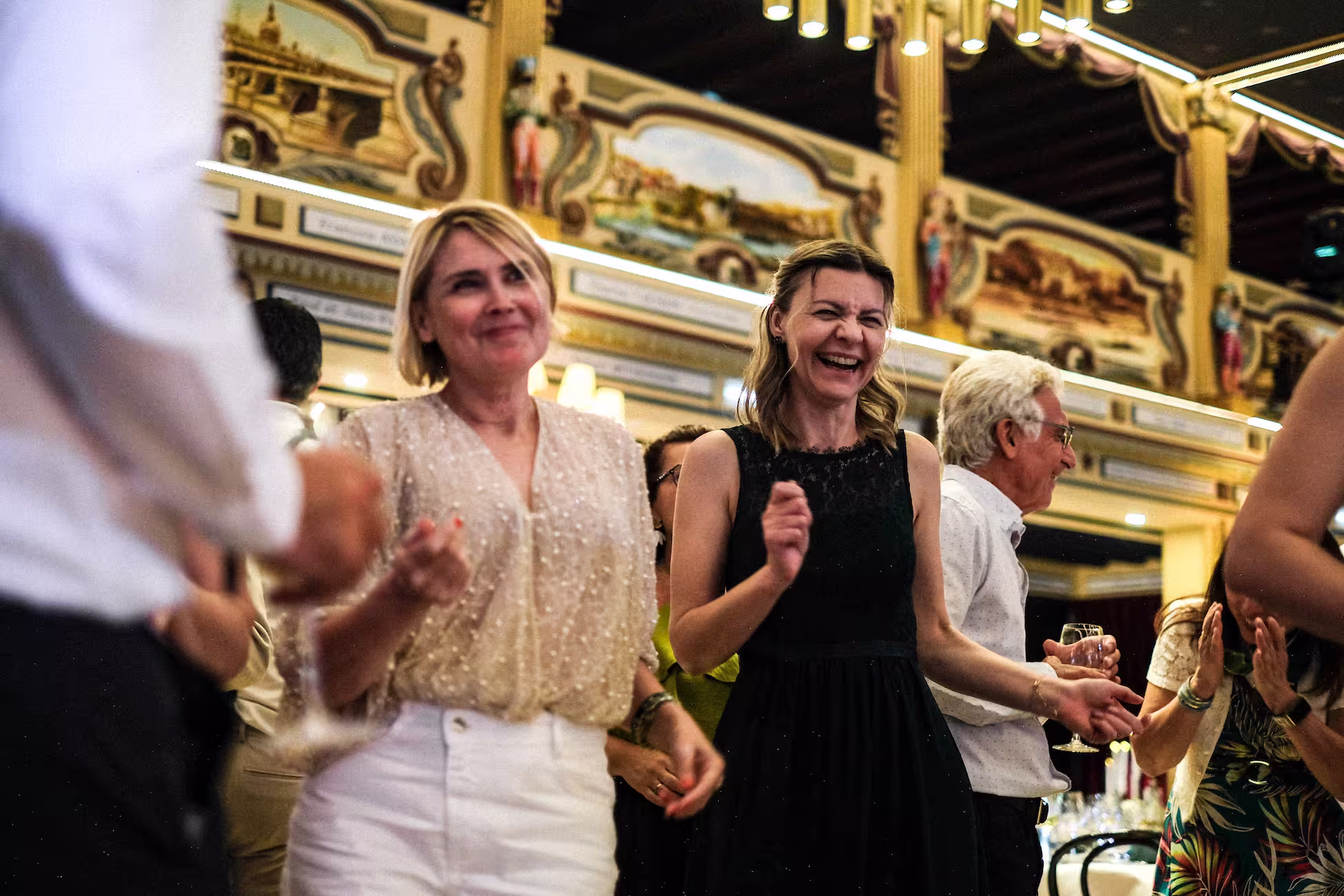 Photo événementielle d’entreprise à l’Abbaye de Collonges – Paul Bocuse, collaborateurs Tecofi en pleine danse