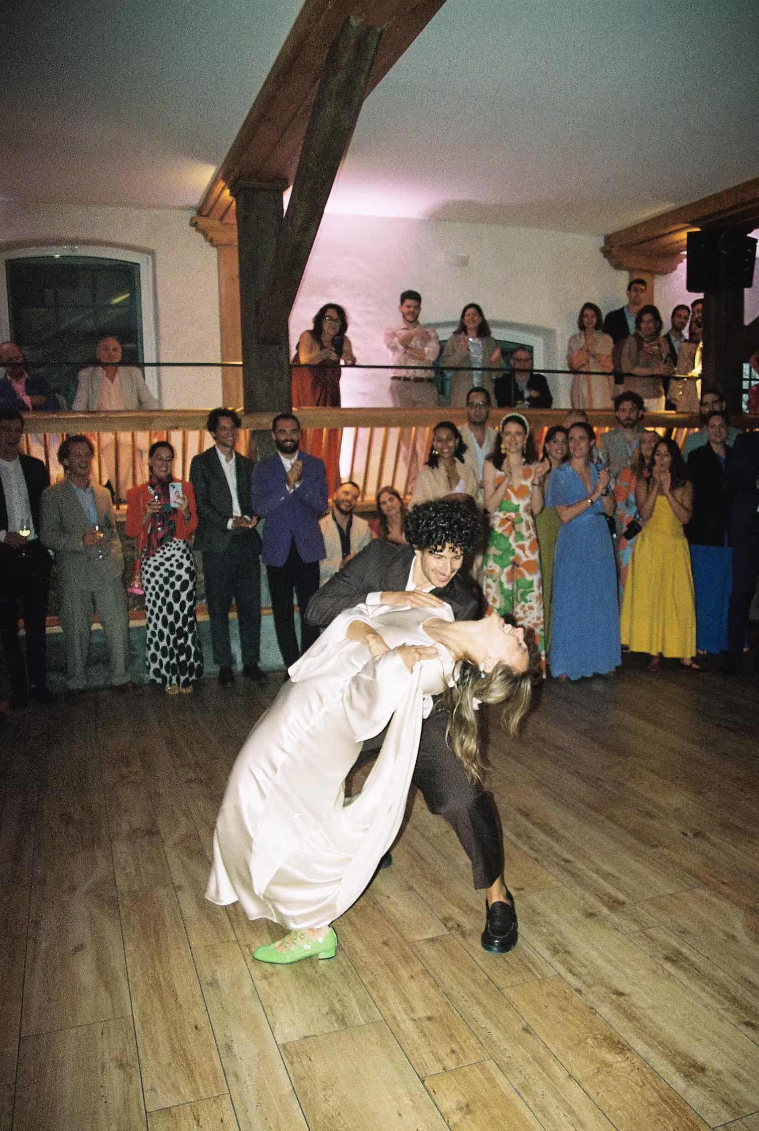 Première danse des mariés sous une boule à facettes, soirée de mariage à la Ferme de Gy