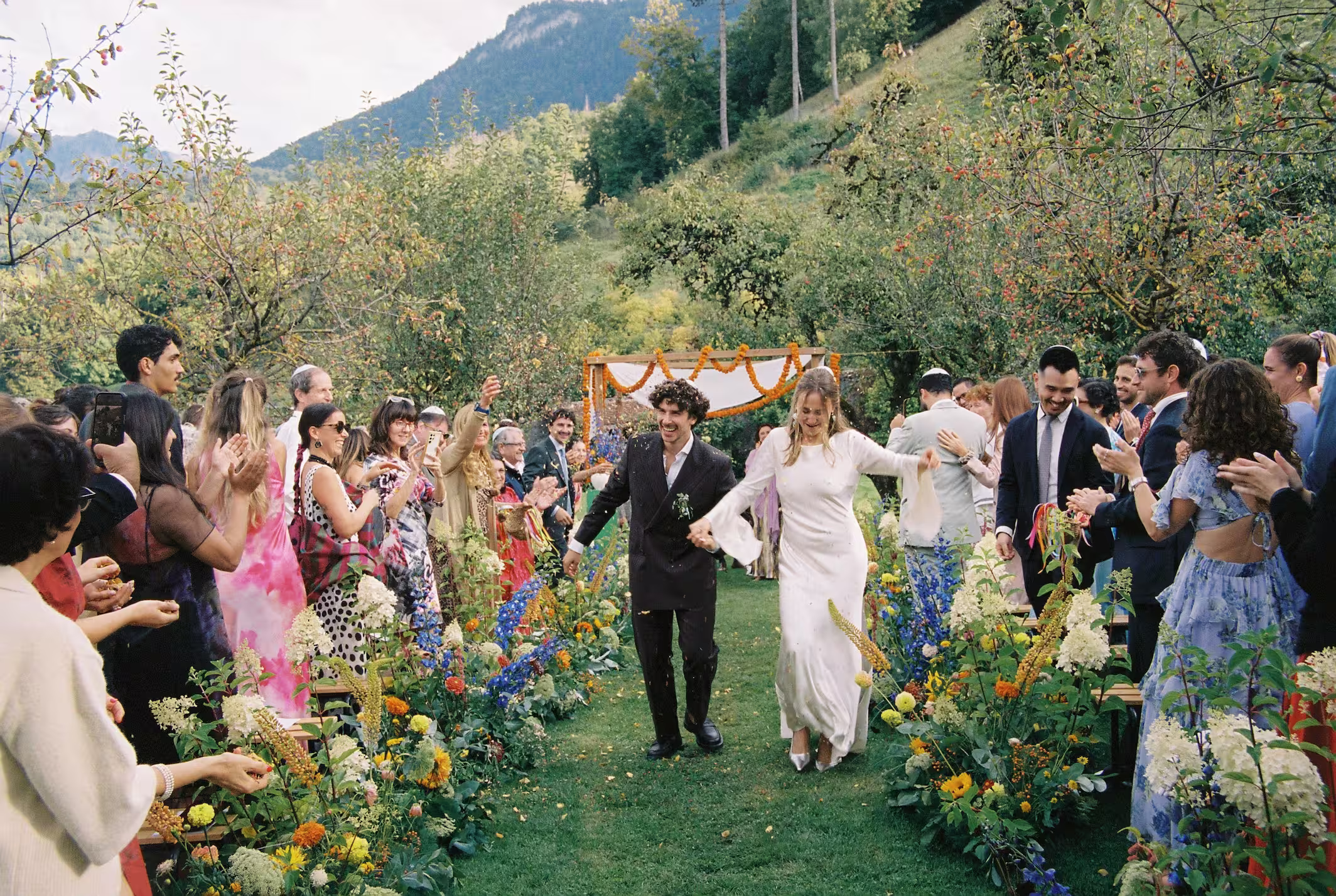 Reportage 100 % pellicule à la Ferme de Gy près d’Annecy : houppa, Hora, cocktail et séance couple. Photographe de mariage argentique, galerie HD, tirages et album.