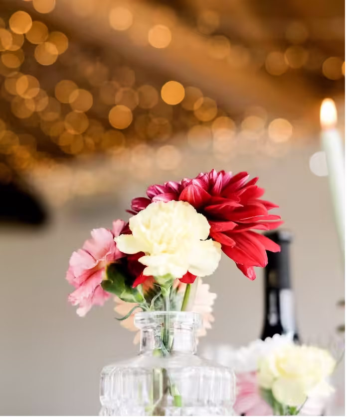 Photo poétique de mariage : détails sur la décoration florale de la table des mariés