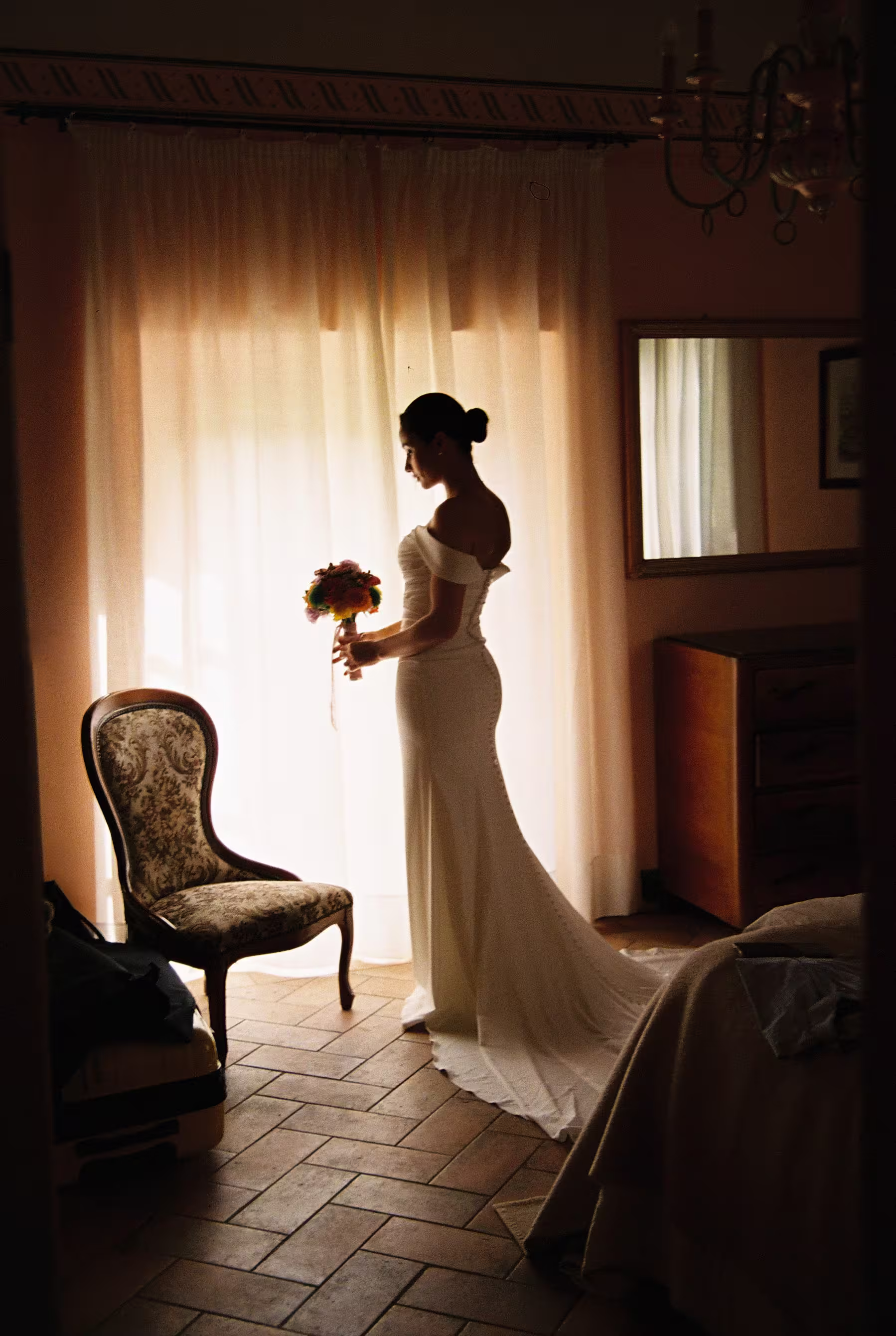 Léa en robe de mariée dans une villa près de Sienne, photographie argentique des préparatifs du mariage en Toscane