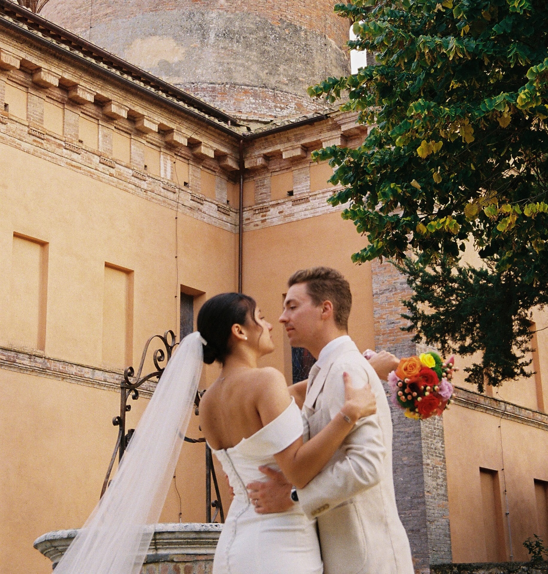 Découvrez le mariage intime de Léa et Thomas en Toscane : villa près de Sienne, une semaine de fête en petit comité, photographiée en argentique et lumière naturelle.