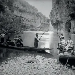 photo très ancienne de deux barques de touristes au milieu des gorges du tarn