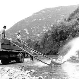photo ancienne de bateliers remattant leur bateaux à l'eau depuis un camion