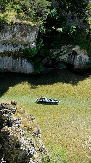 barque naviguant sur le tarn vue depuis falaises