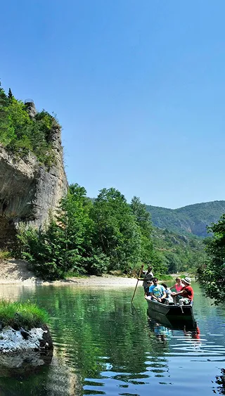 barque naviguant entre les rochers sur le tarn