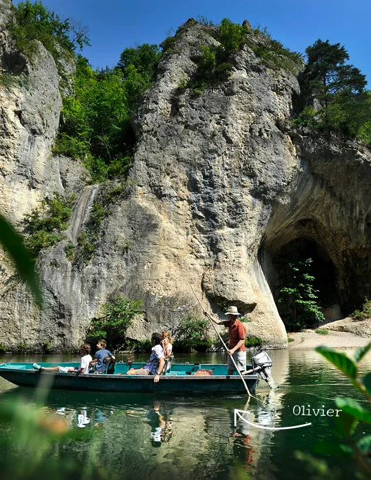 batelier sautant de sa barque pour accoster