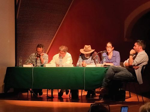 Se realiza conversatorio en torno a la exposición “En la orilla de la noche” Se realiza conversatorio en torno a la exposición “En la orilla de la noche”