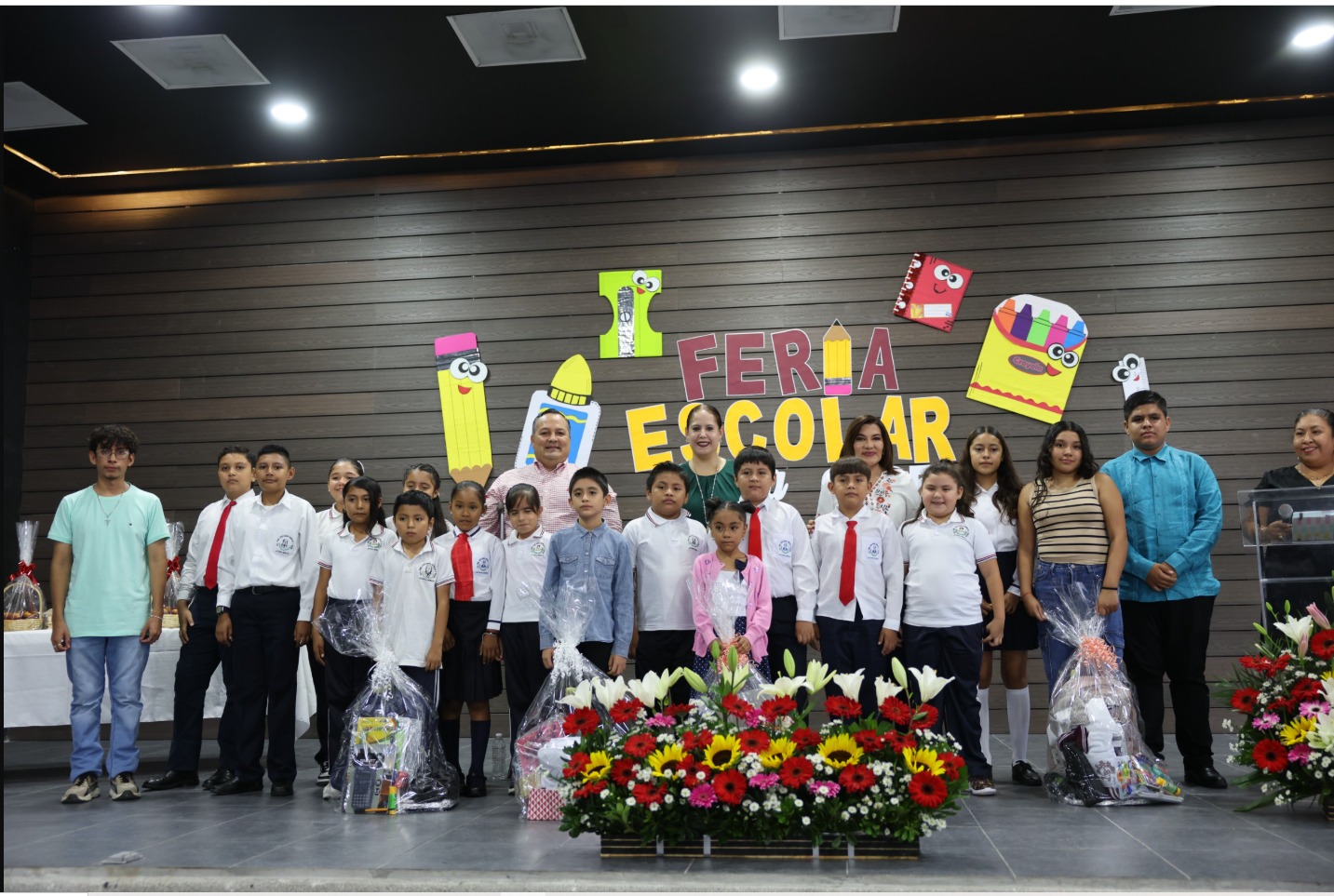 Asiste Secretaría de Educación a la feria escolar Tetecala 2025