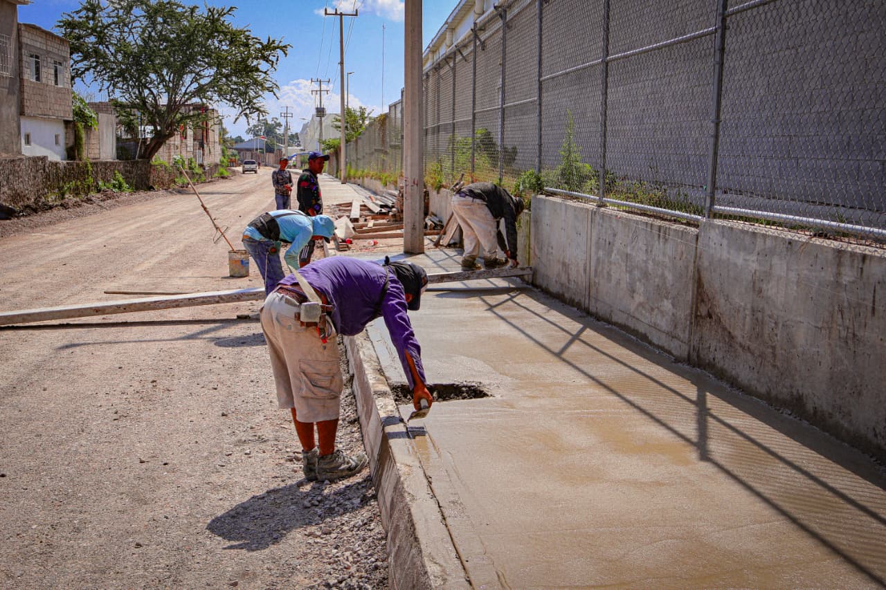 Avanza construcción de acceso al hospital en Jiutepec