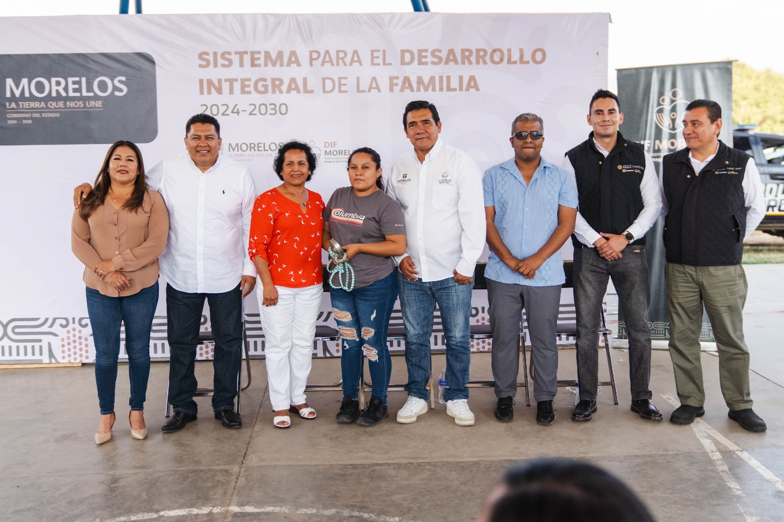  Apoya SEDIF desarrollo comunitario con entrega de 13 proyectos productivos pecuarios