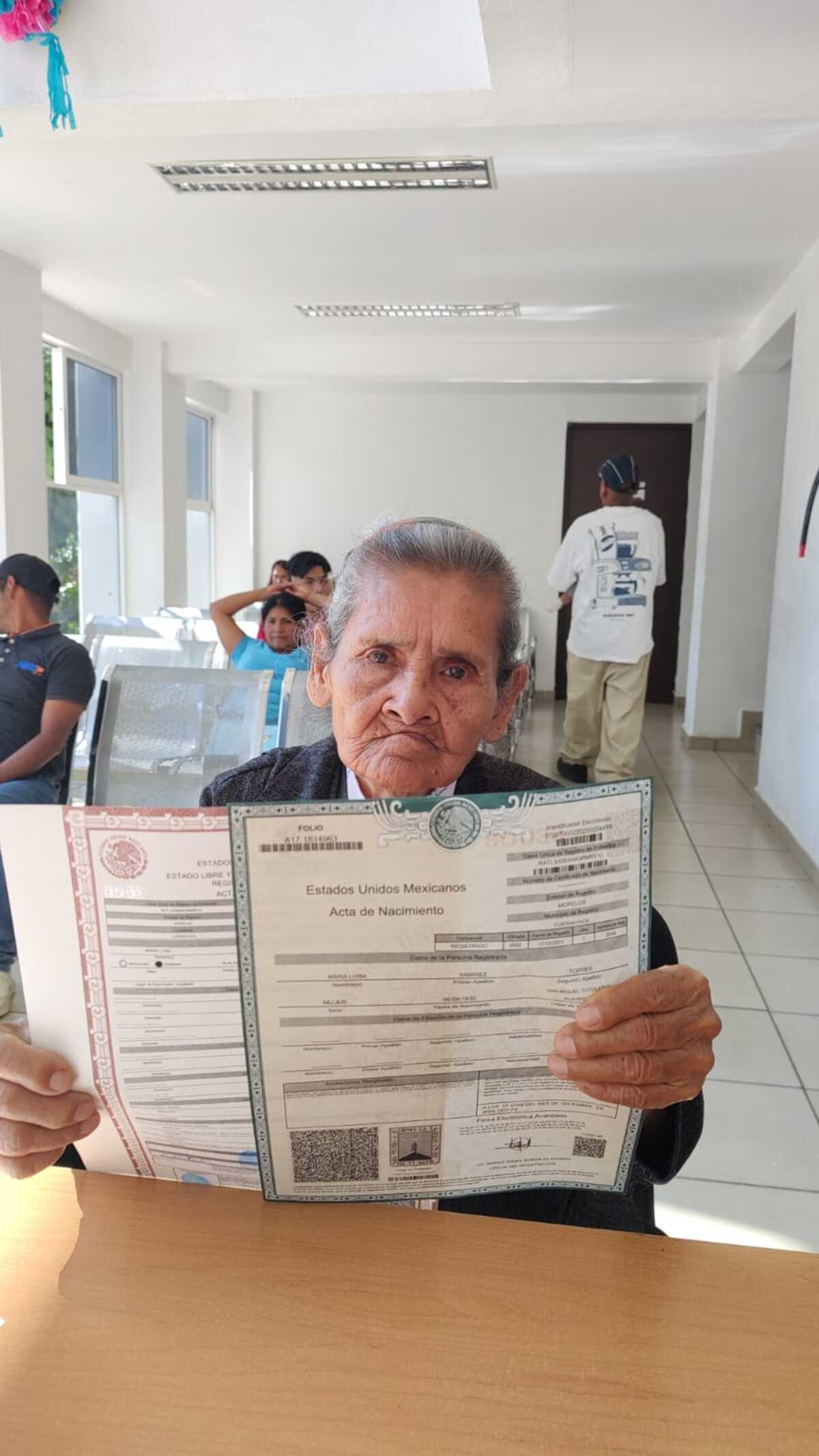 Recibe la señora María Luisa Ramírez Torres de 95 años de edad por primera vez su acta de nacimiento Recibe la señora María Luisa Ramírez Torres de 95 años de edad por primera vez su acta de nacimiento