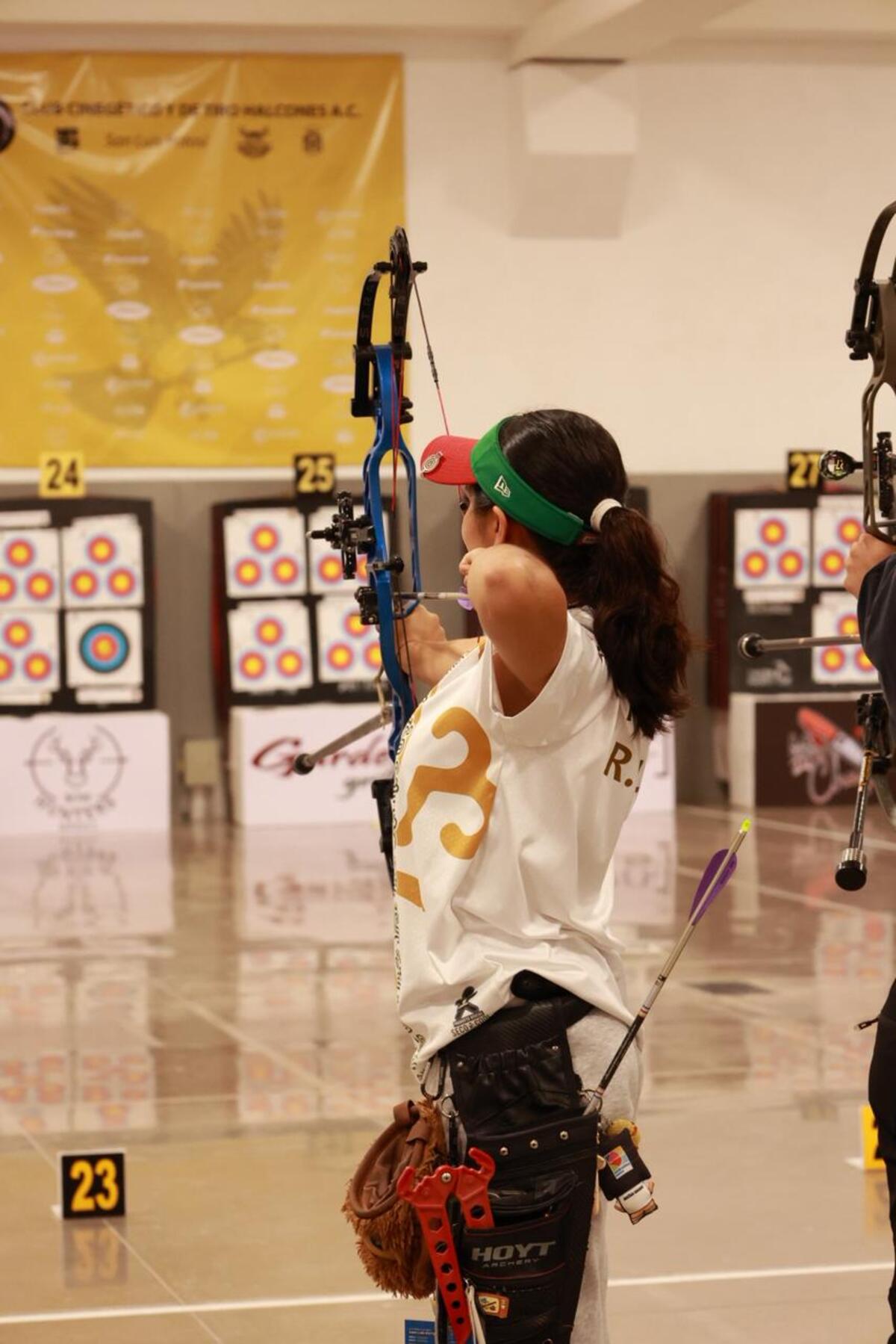 Supera Regina Valdez sus marcas en torneo potosino de tiro con arco