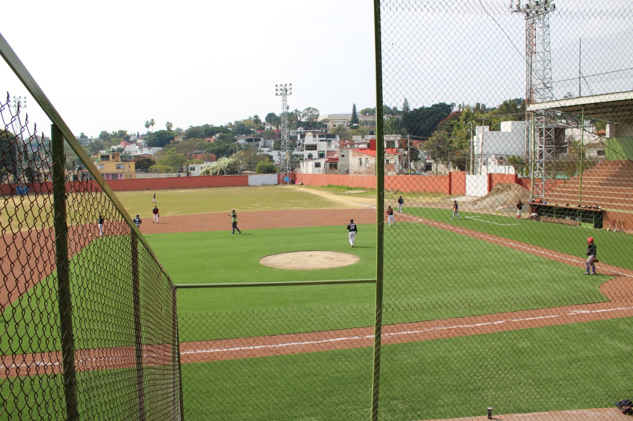 Remodela Indem cancha de Unidad Deportiva "Miguel Alemán"
