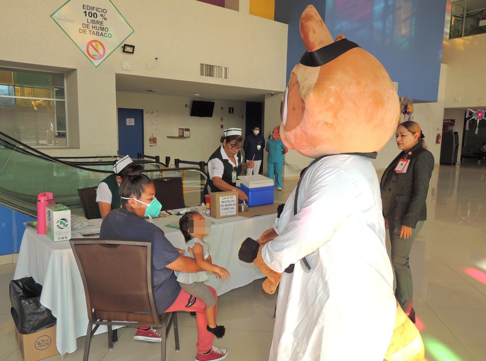 Acuden familias a vacunarse en Macromódulo instalado en el HNM