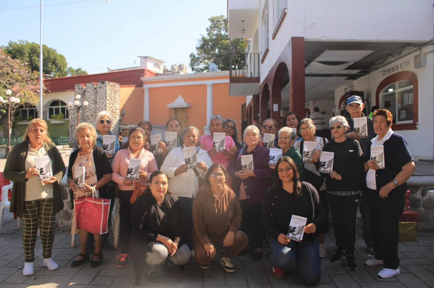 Realiza Gobierno estatal taller de cartonería para fortalecer bienestar emocional de personas adultas mayores en Puente de Ixtla