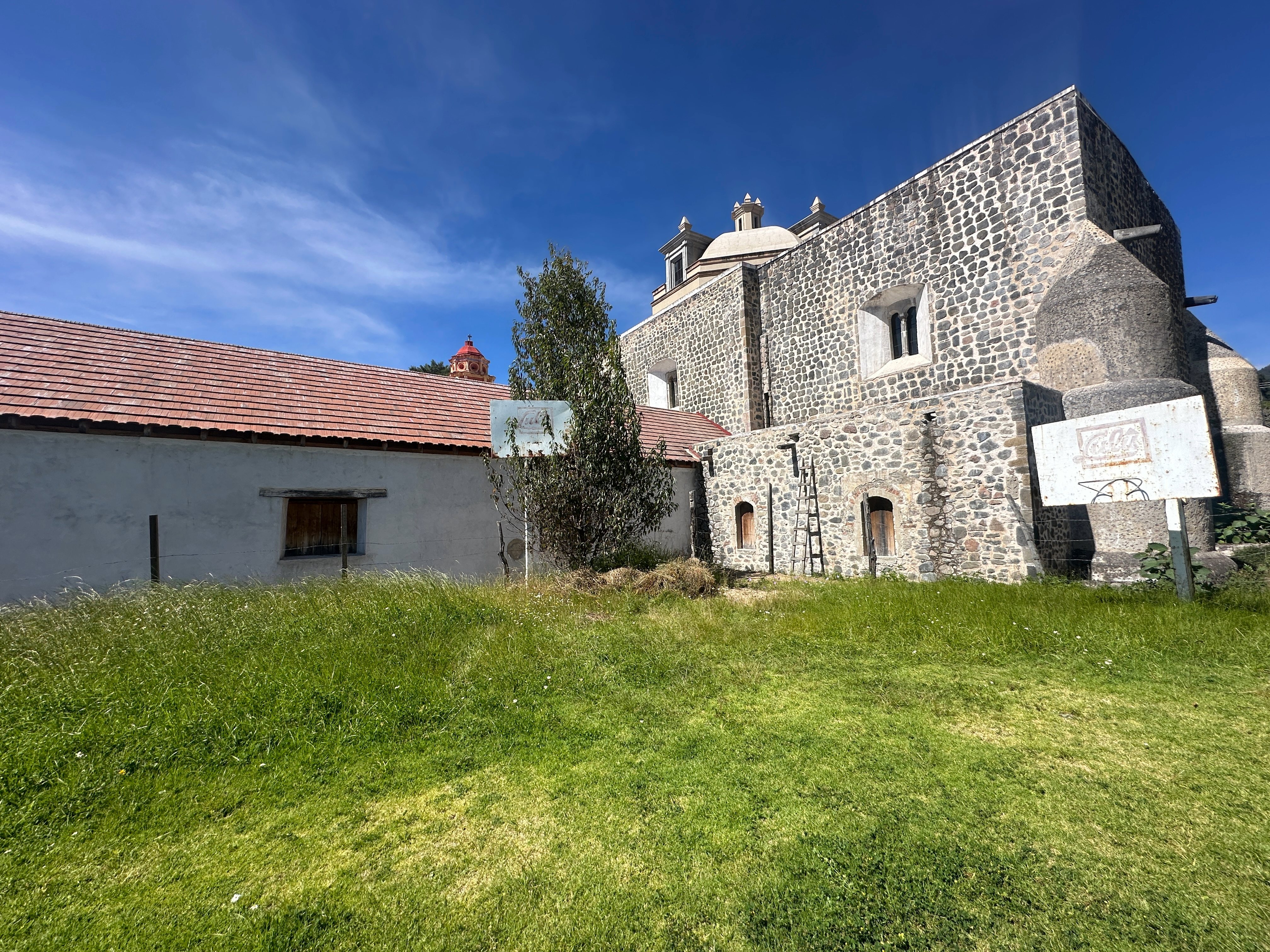 Iglesia al lado de Escuela