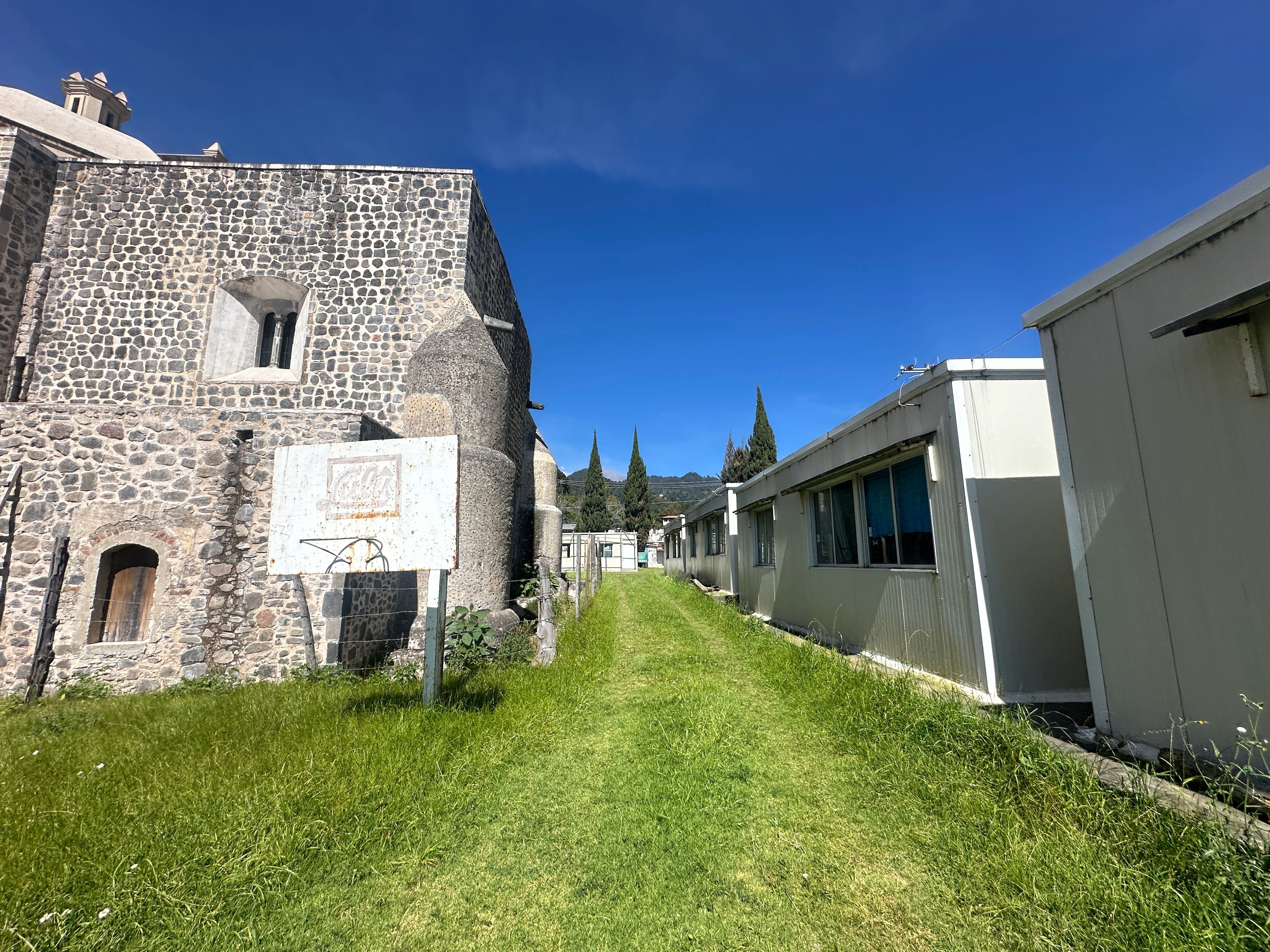 Iglesia al lado de Escuela