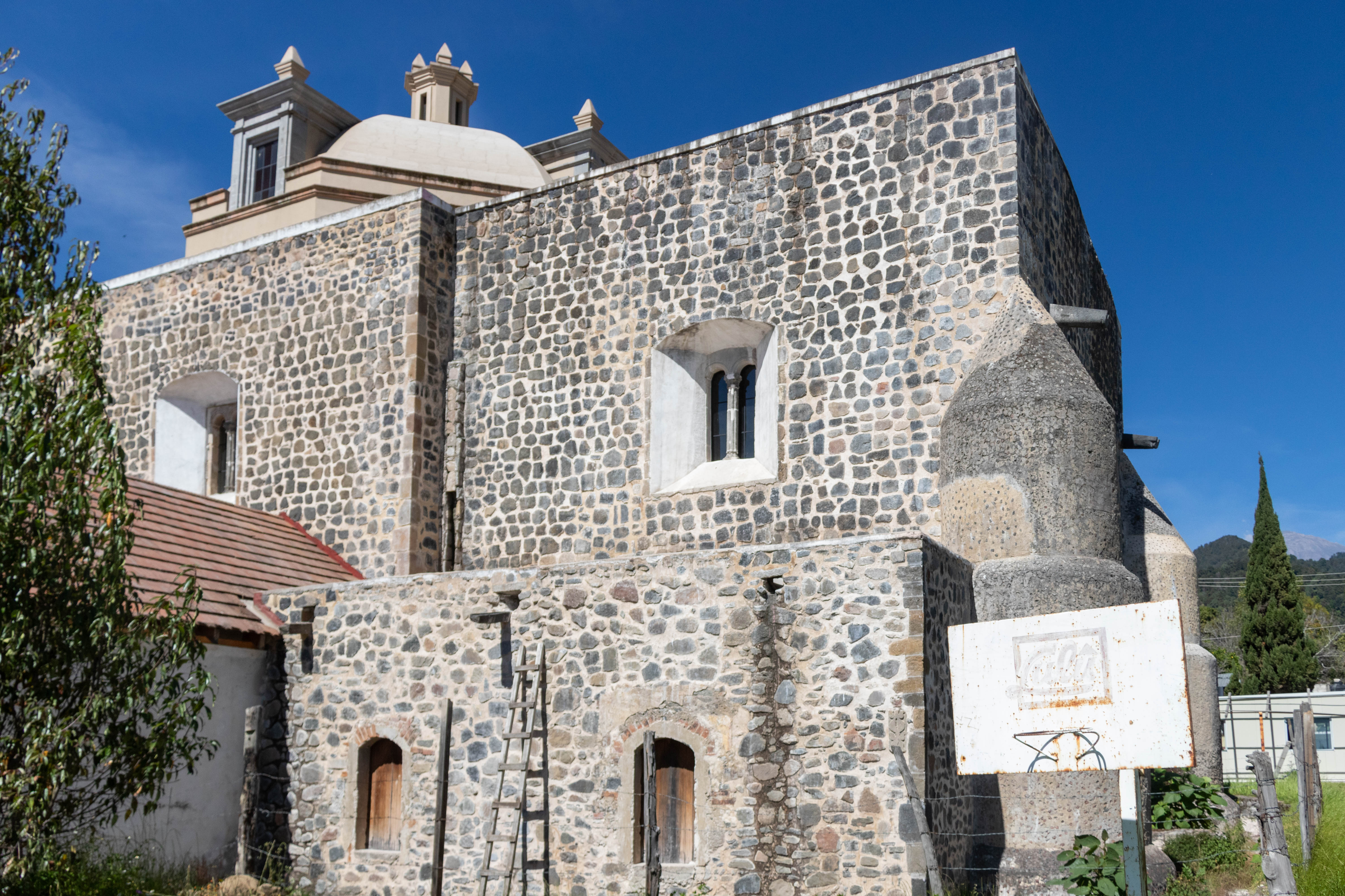 Iglesia al lado de Escuela