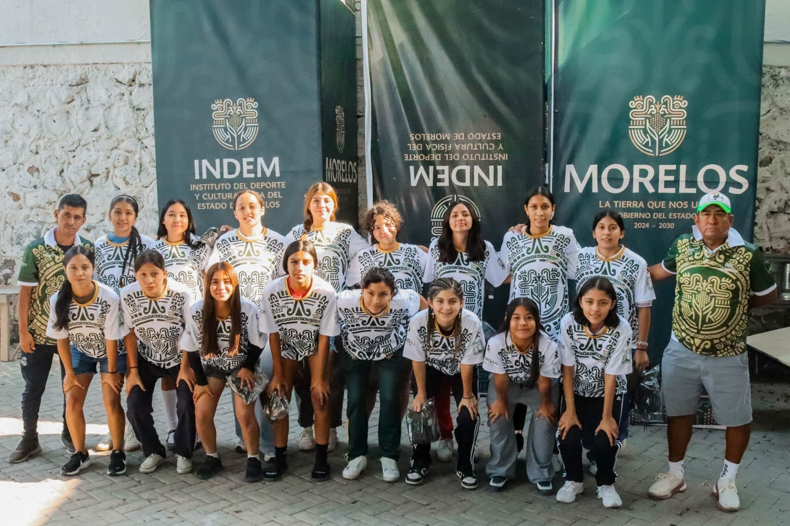 Reciben uniforme morelenses que competirán en el regional en "La tierra que nos une" Reciben uniforme morelenses que competirán en el regional en "La tierra que nos une"