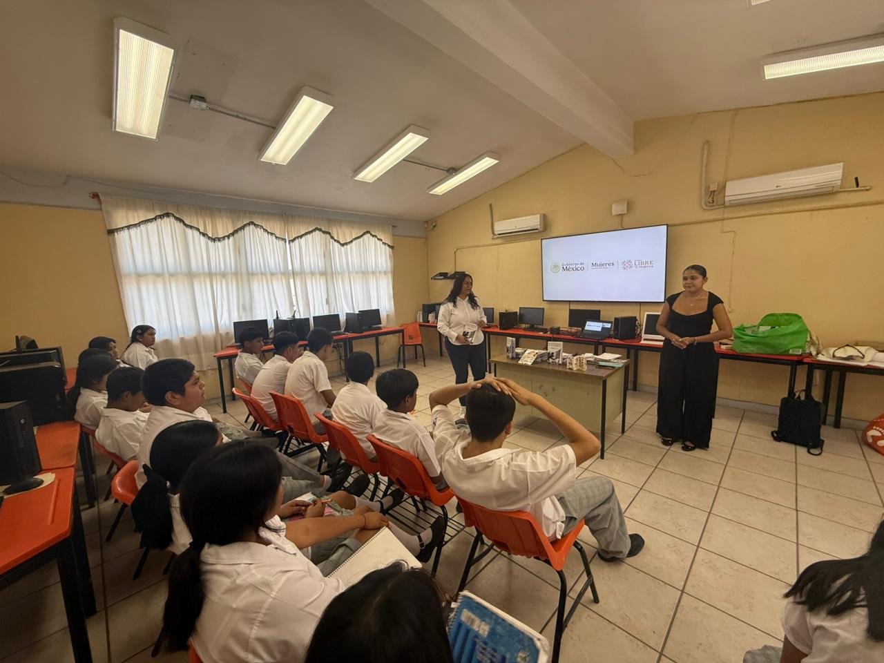 Acerca Gobierno estatal cartilla de los derechos de las mujeres y capacitación con perspectiva de género a estudiantes de Ahuehuetzingo Acerca Gobierno estatal cartilla de los derechos de las mujeres y capacitación con perspectiva de género a estudiantes de Ahuehuetzingo