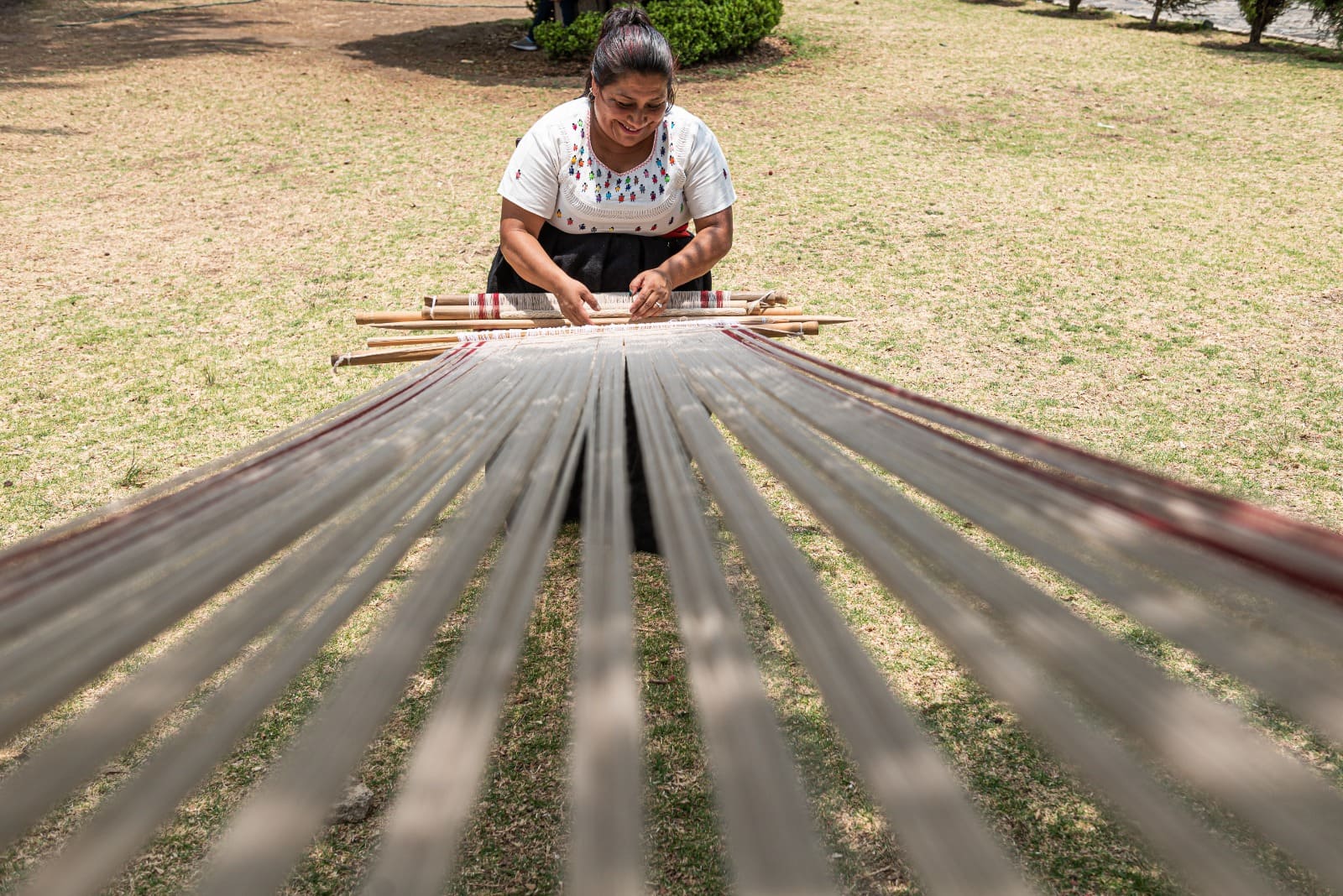 Teje Mayra Pedraza oportunidades para su familia y su comunidad desde Hueyapan