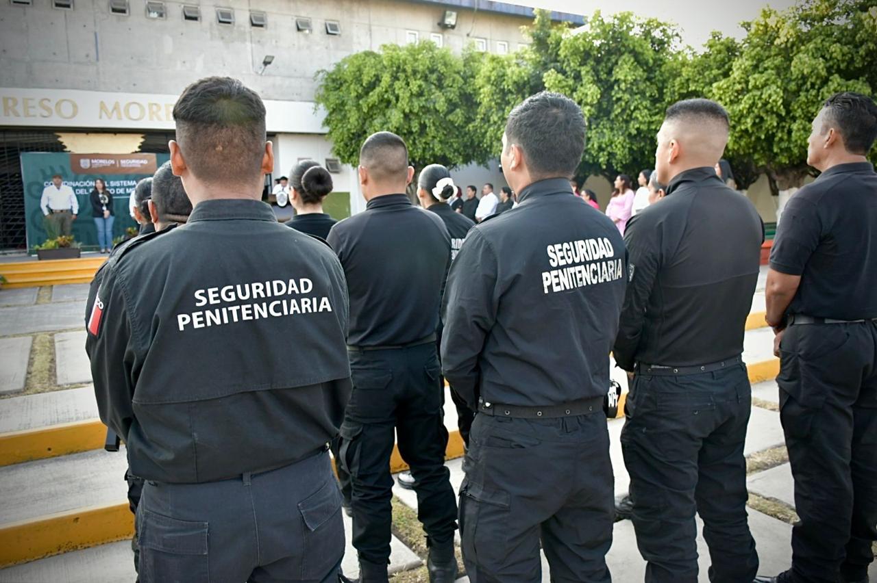 Entregan autoridades penitenciarias uniformes a custodios de centros de reinserción social y guías técnicos del CEMPLA