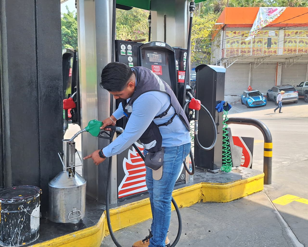 Garantiza SEDIF Morelos certeza a consumidores y precisión en despacho de combustible en Estación 2530
