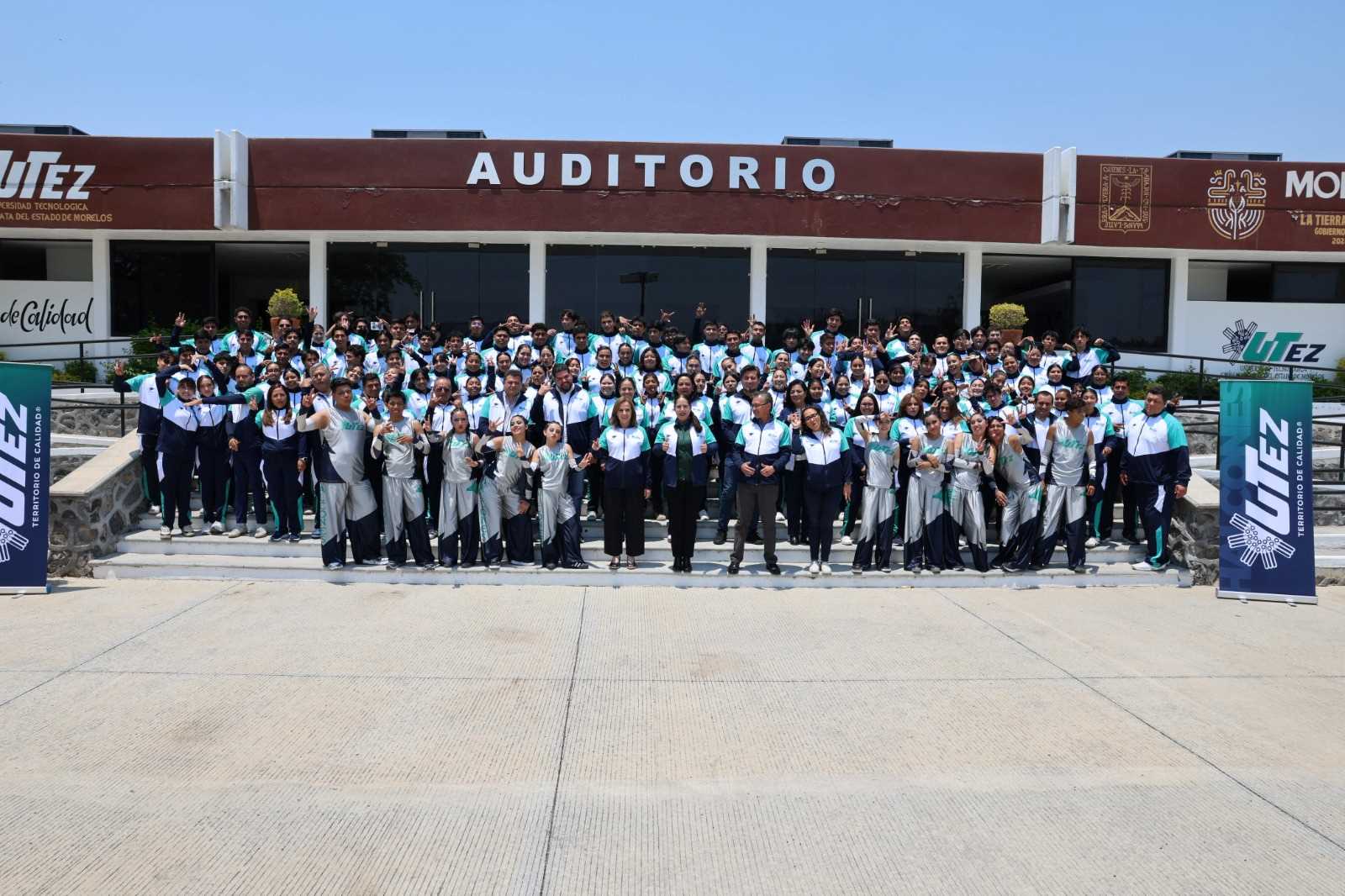 Abandera Secretaría de Educación a delegación que representará a la UTEZ en encuentro nacional cultural y deportivo 