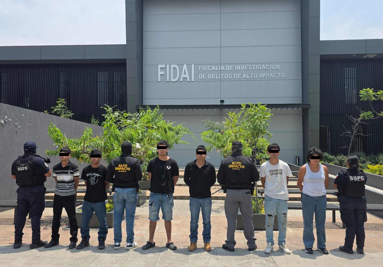 Aseguran integrantes de la Mesa de Construcción de Paz y Seguridad a seis personas cuando colocaban una lona de amenazas en tlaltizapán firmada por un grupo delictivo