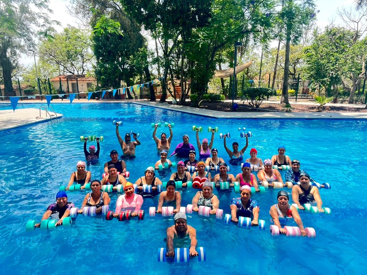 Jubilados de Casa de Día del Instituto de Crédito toman sesión de hidroterapia en Casa de la Cultura Lázaro Cárdenas