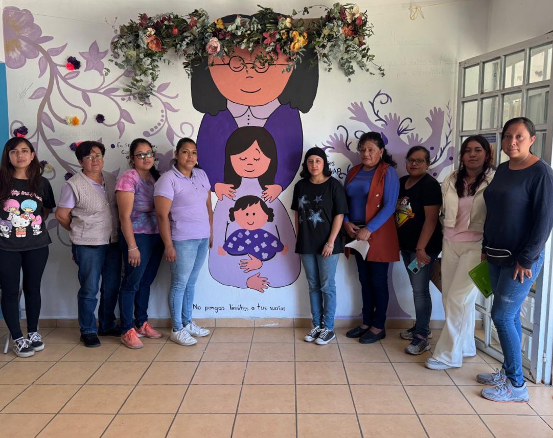 Mujeres realizan mural comunitario en Huitzilac como espacio de sororidad y cultura de paz