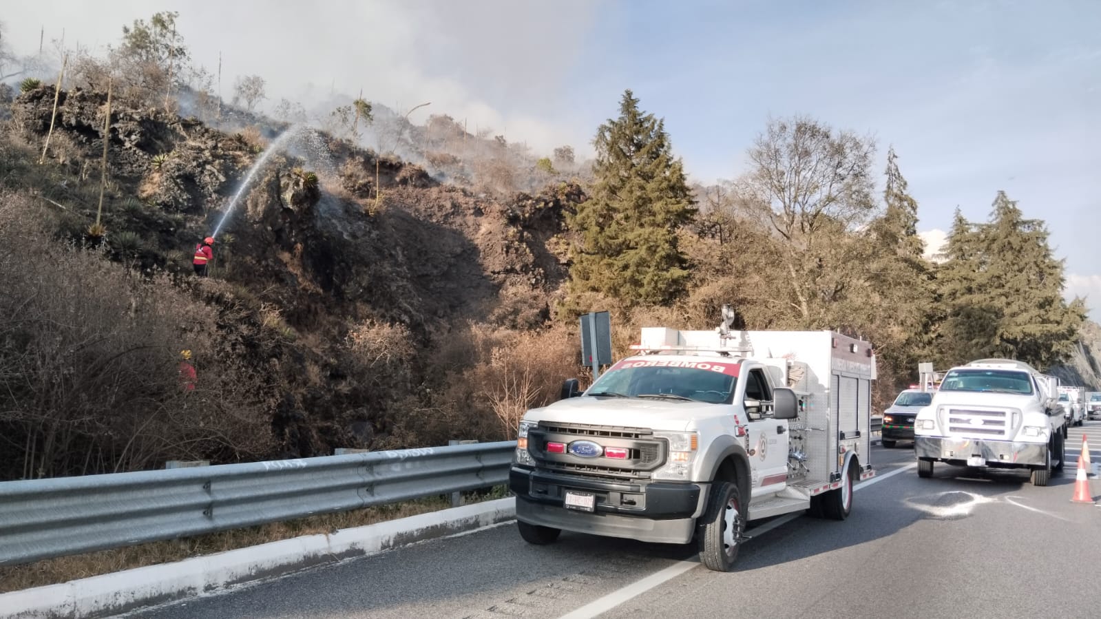 Atienden brigadistas de Morelos incendio forestal en la autopista Cuernavaca–México