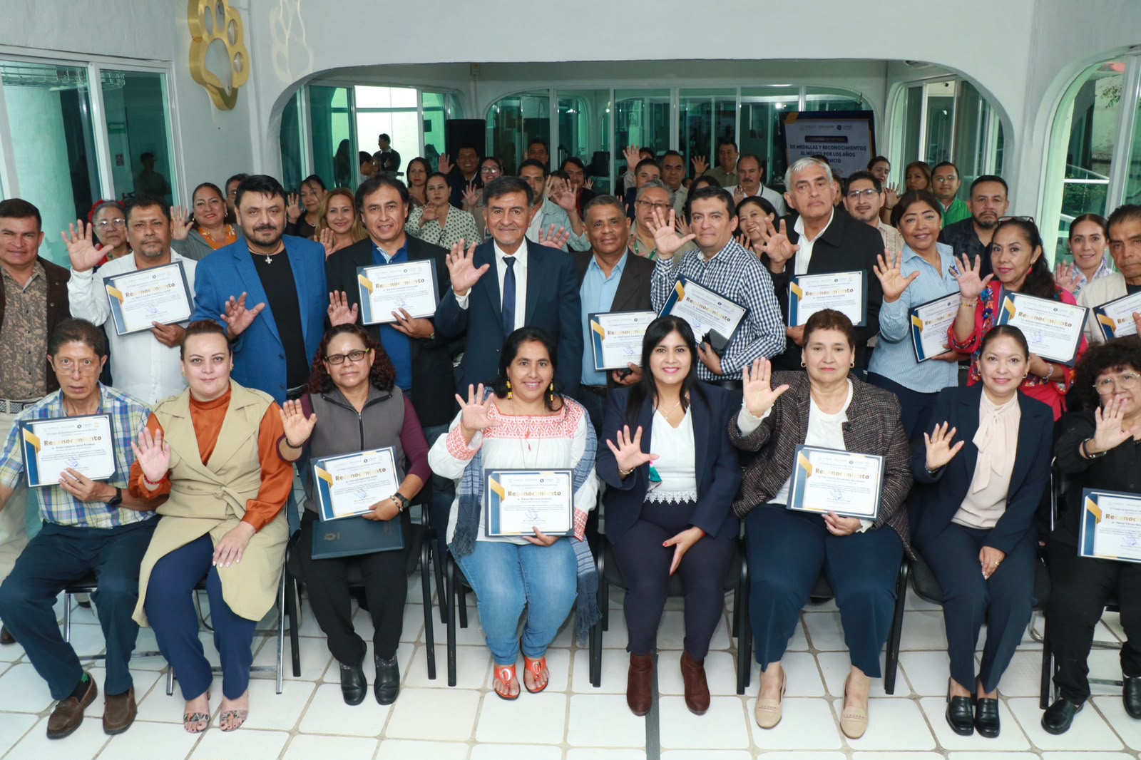 Reconoce Cobaem trayectoria y compromiso de personal sindicalizado con entrega de medallas al mérito por años de servicio