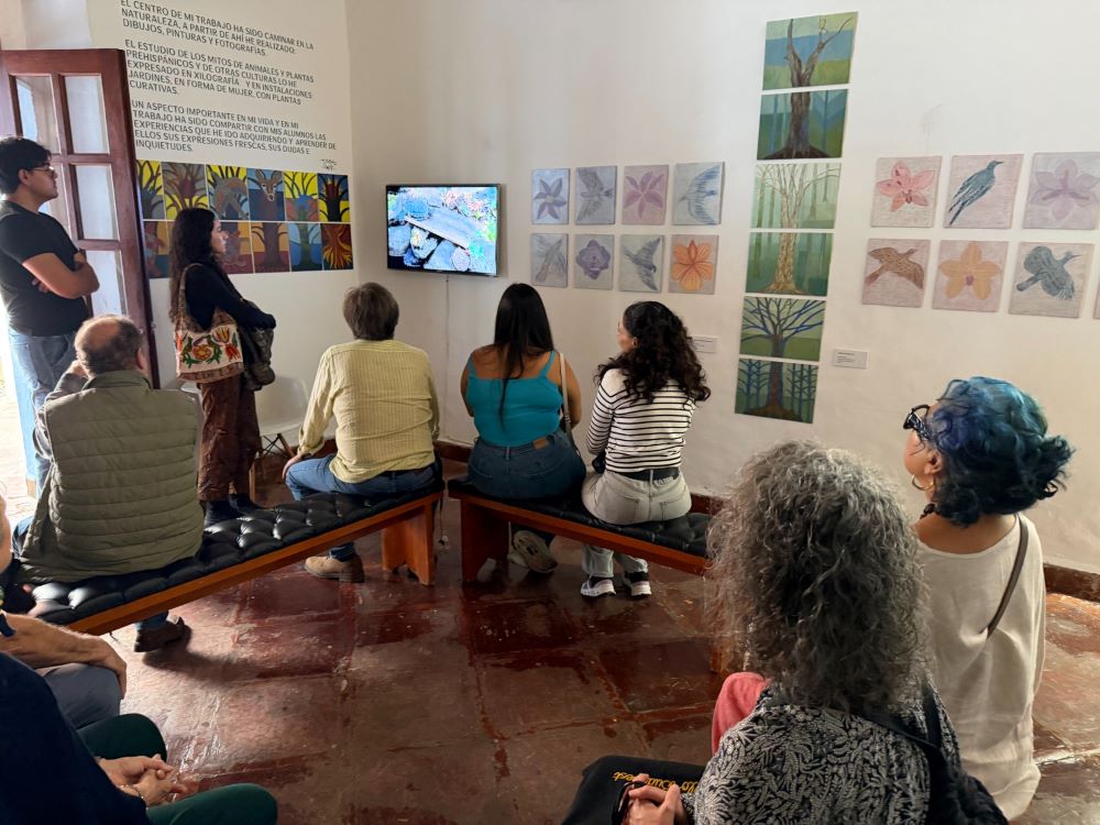 Recorren visitantes exposición “Jardín Interior” en el Centro Cultural Jardín Borda