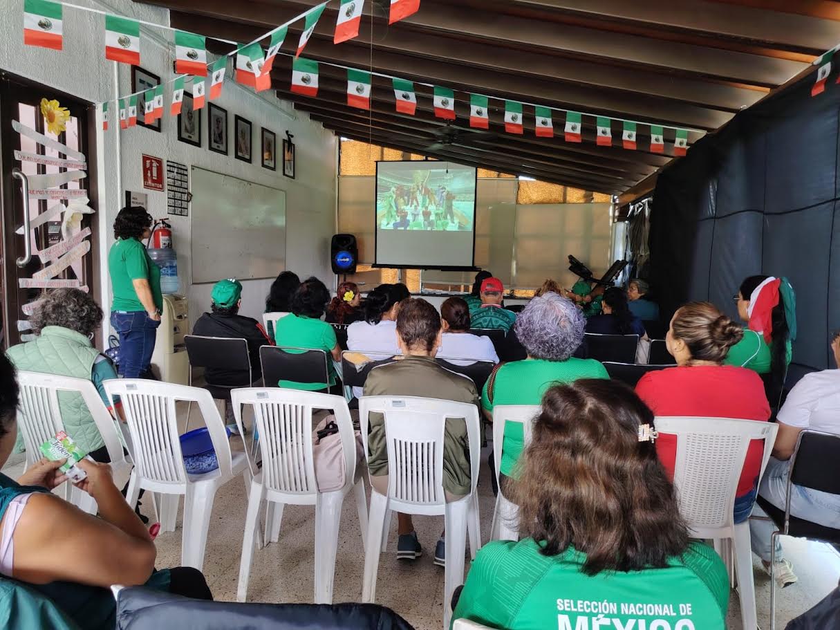 Fortalecen lazos de convivencia jubilados de casa de día del Instituto de Crédito al celebrar el Mundial de futbol 2026