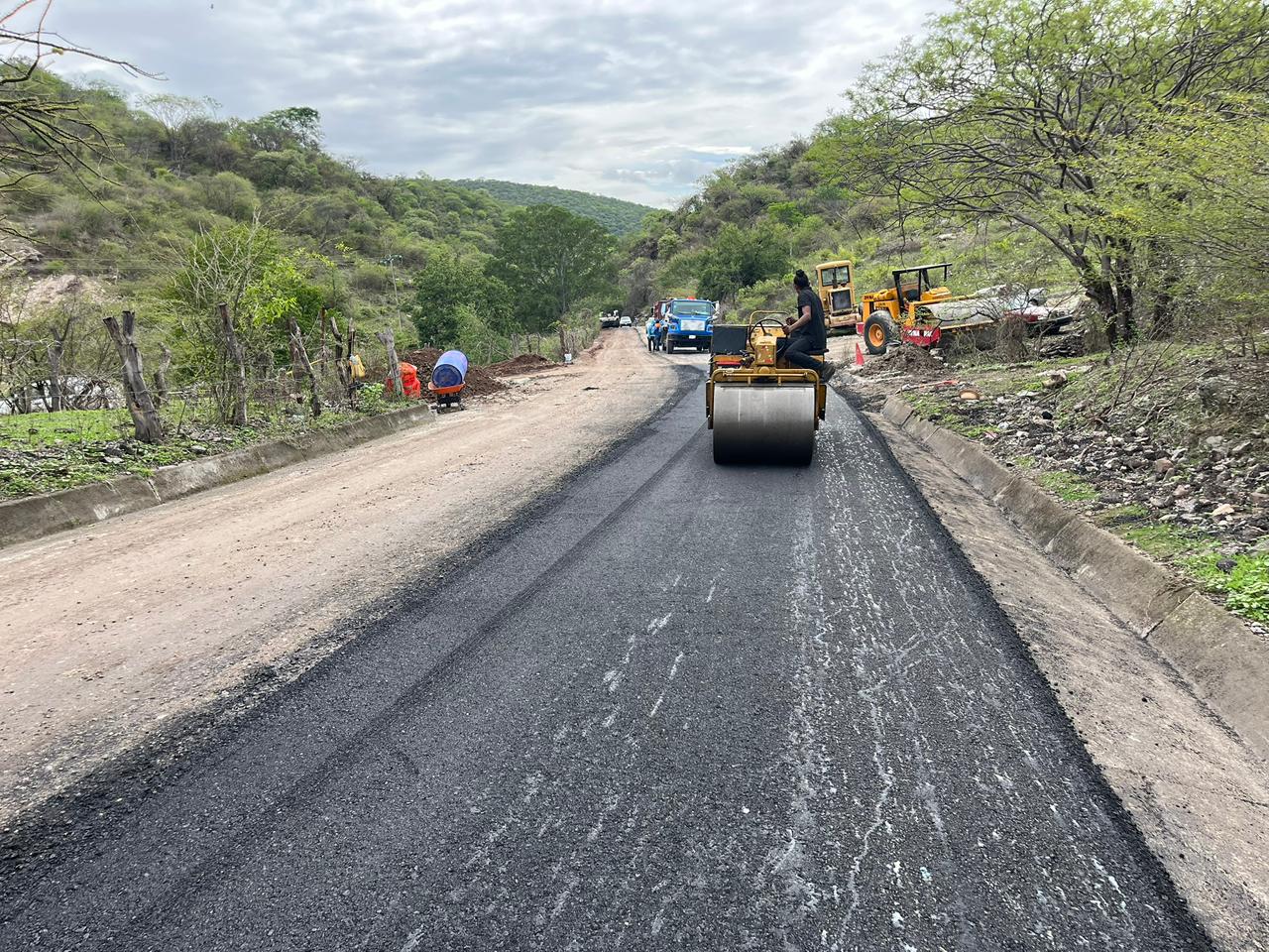 Inicia tendido de carpeta asfáltica en camino valle de Vázquez-Quilamula