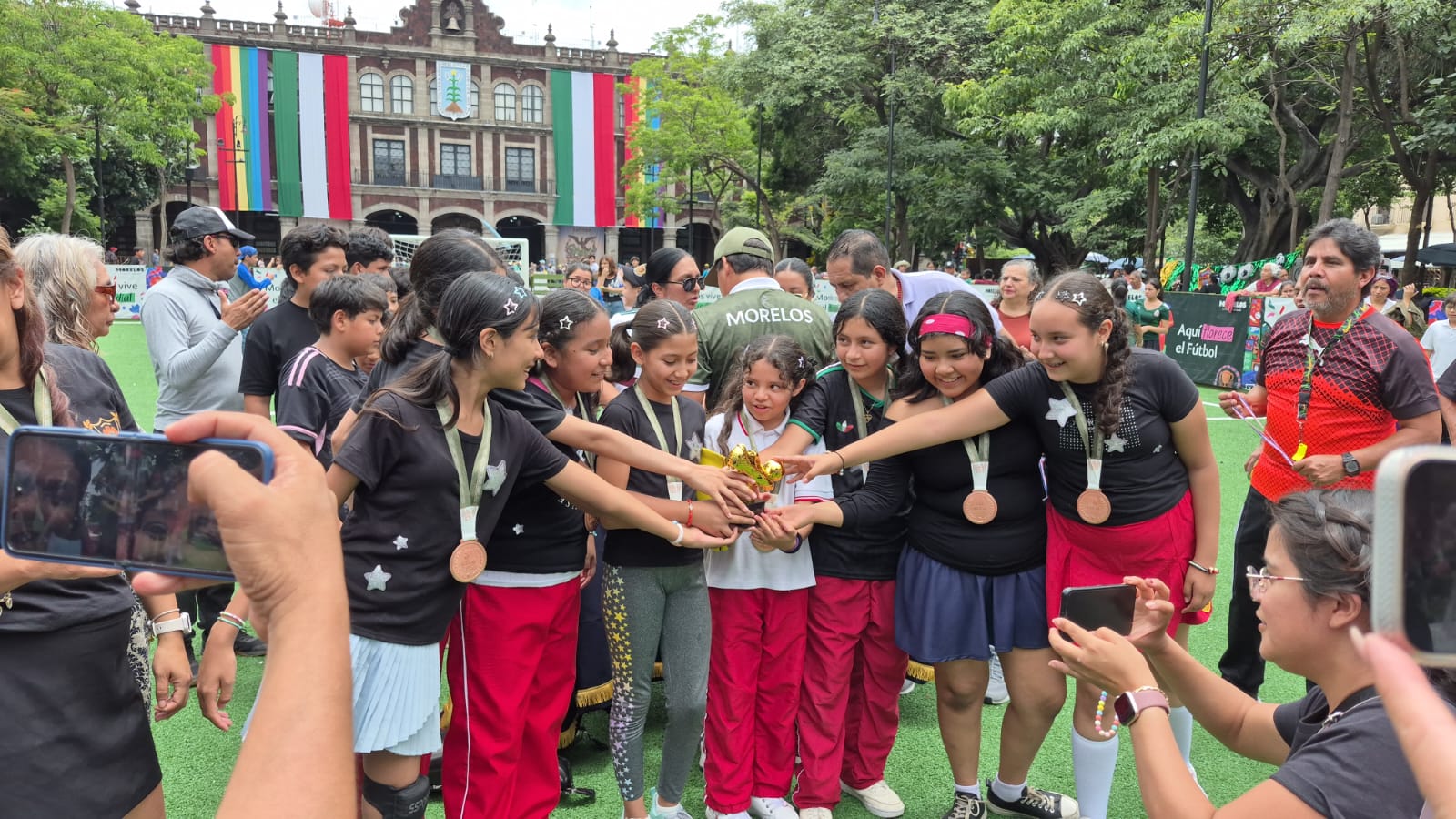 Juegan estudiantes de nivel primaria torneo de futbol en el centro de Cuernavaca