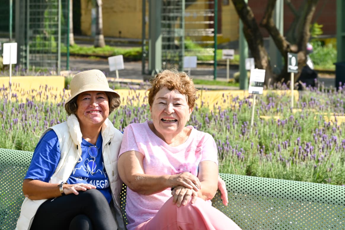 Disfrutan adultos mayores del Parque Raíces Ahuatlán