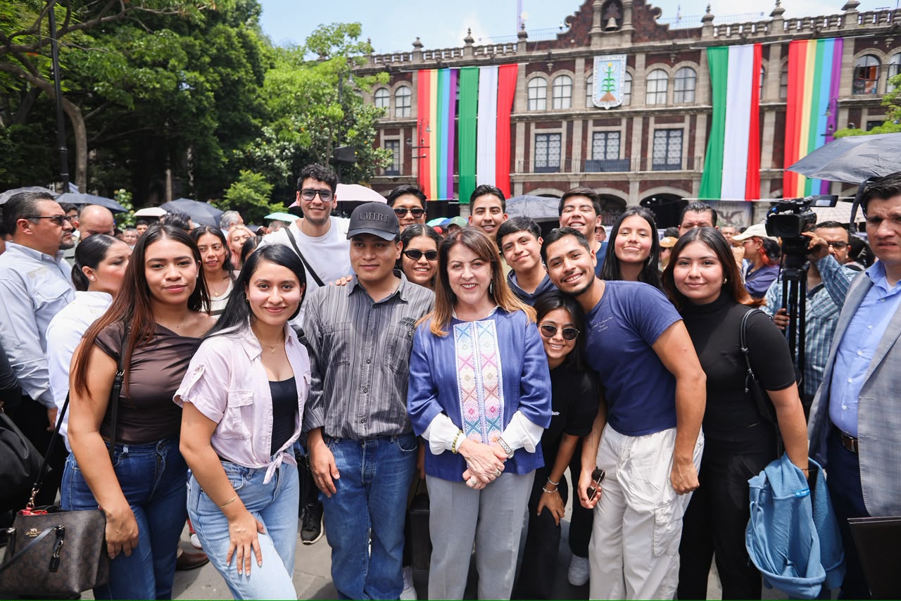 Dialoga Gobernadora Margarita González Saravia con estudiantes tras presentación de Pase OLIN