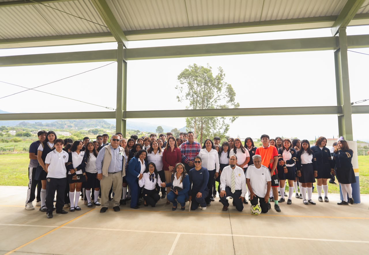 Entrega Margarita González Saravia nueva cancha techada a estudiantes del EMSaD Totolapan